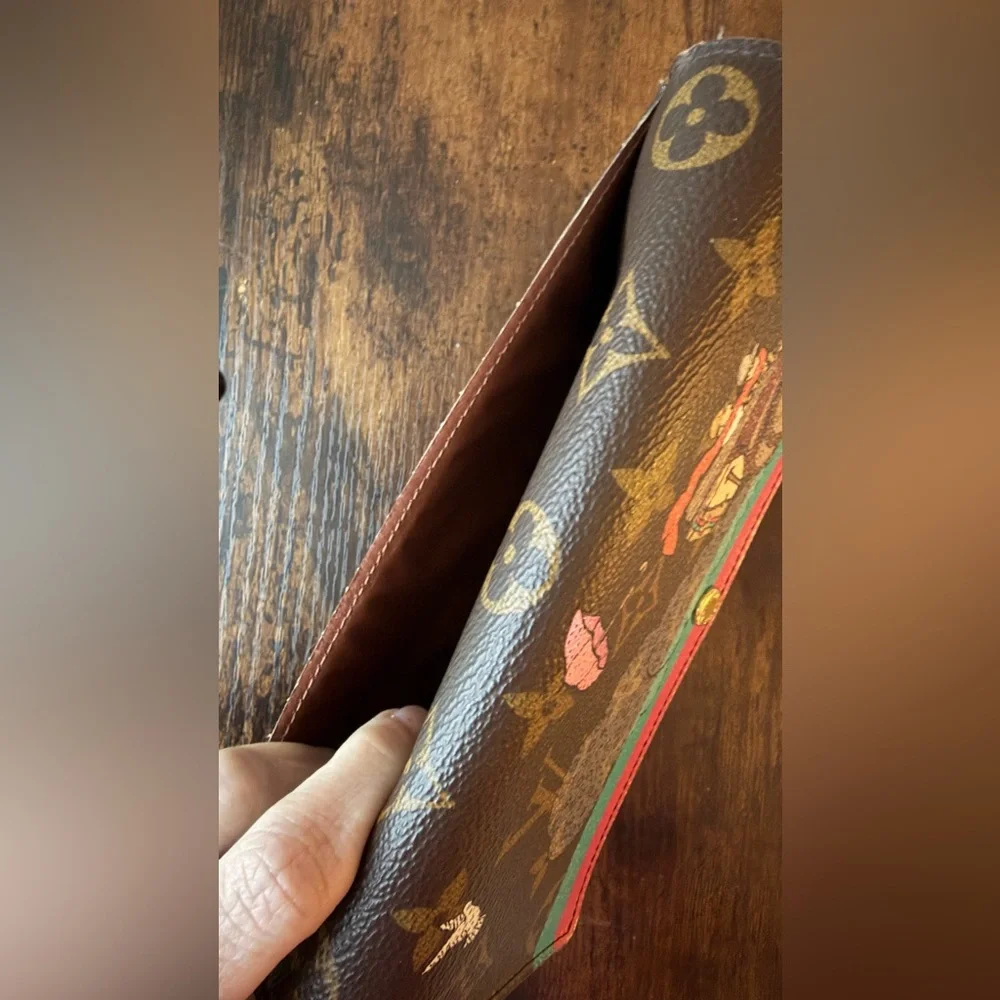 Louis Vuitton Illustre Animation Sarah Wallet Monogram Car Travel